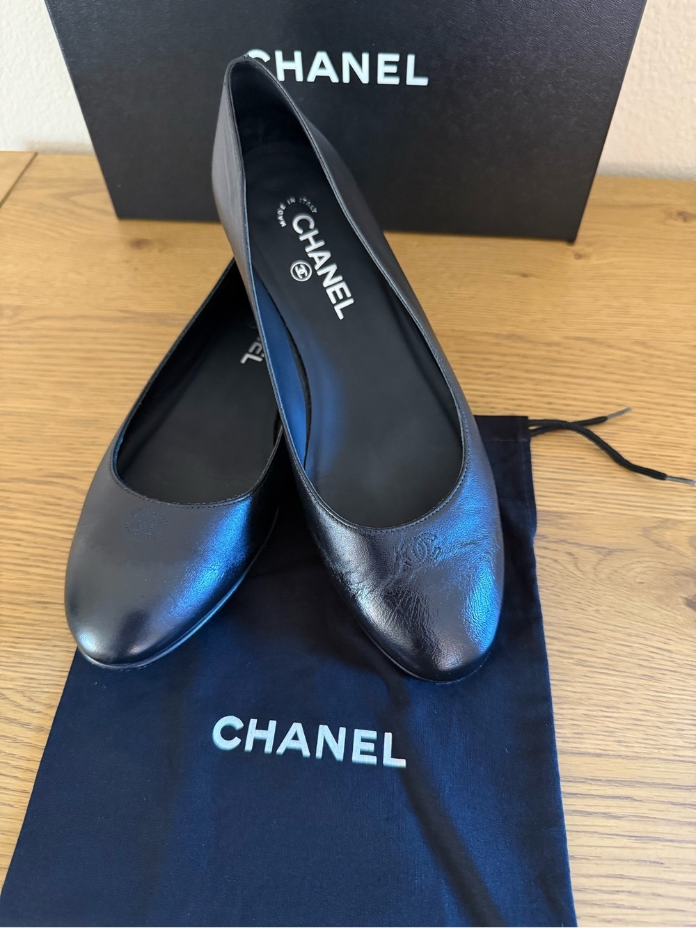 CHANEL Black Leather Ballet Flats with CC Logo